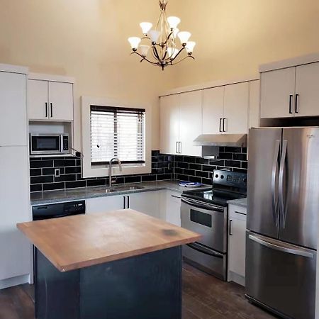 Apartmán Calgary-Banff House Close Lrt&Dt&Free Parking Exteriér fotografie
